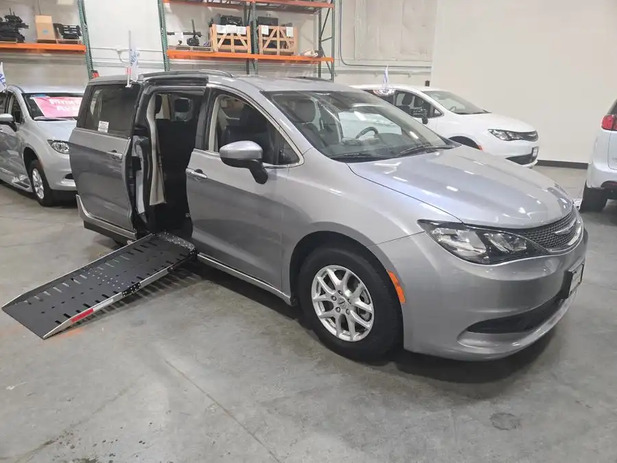 2021 Chrysler Voyager LXI's photo