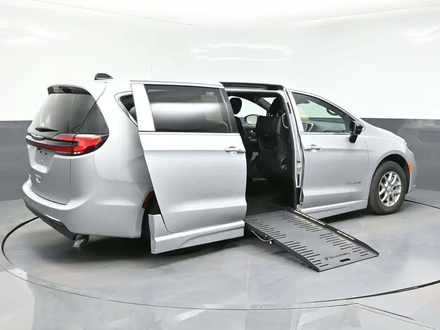 2026 Chrysler Pacifica Select's photo