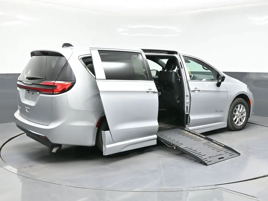 2026 Chrysler Pacifica Select photo 5