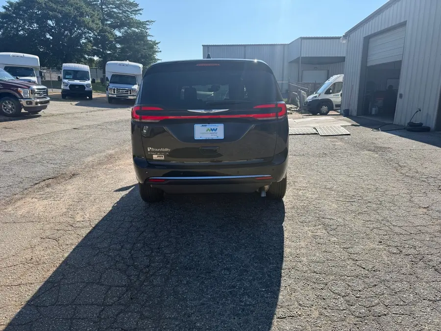 2026 Chrysler Pacifica Select photo 4