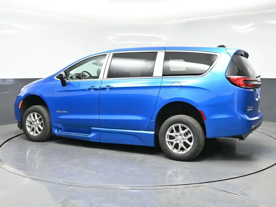 2026 Chrysler Pacifica Select photo 4