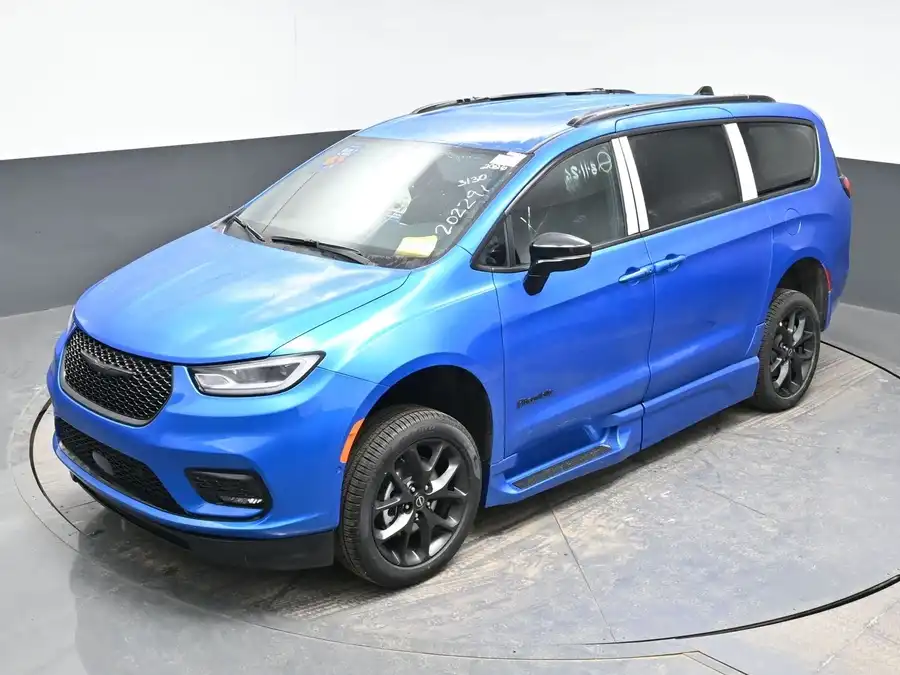 2027 Chrysler Pacifica Select's photo