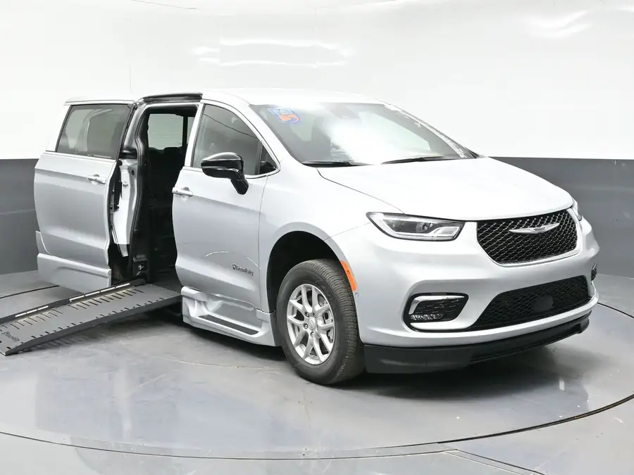 2026 Chrysler Pacifica Select photo 1