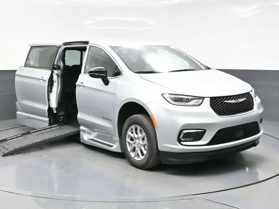 2026 Chrysler Pacifica Select's photo