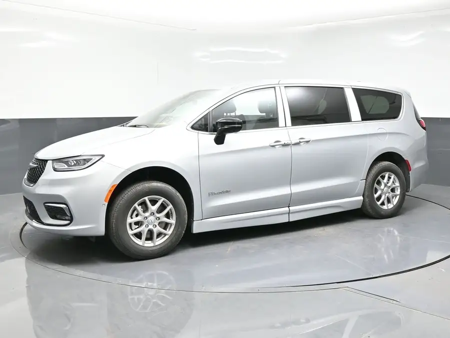 2026 Chrysler Pacifica Select photo 1