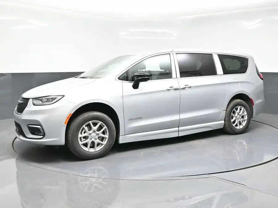 2026 Chrysler Pacifica Select's photo