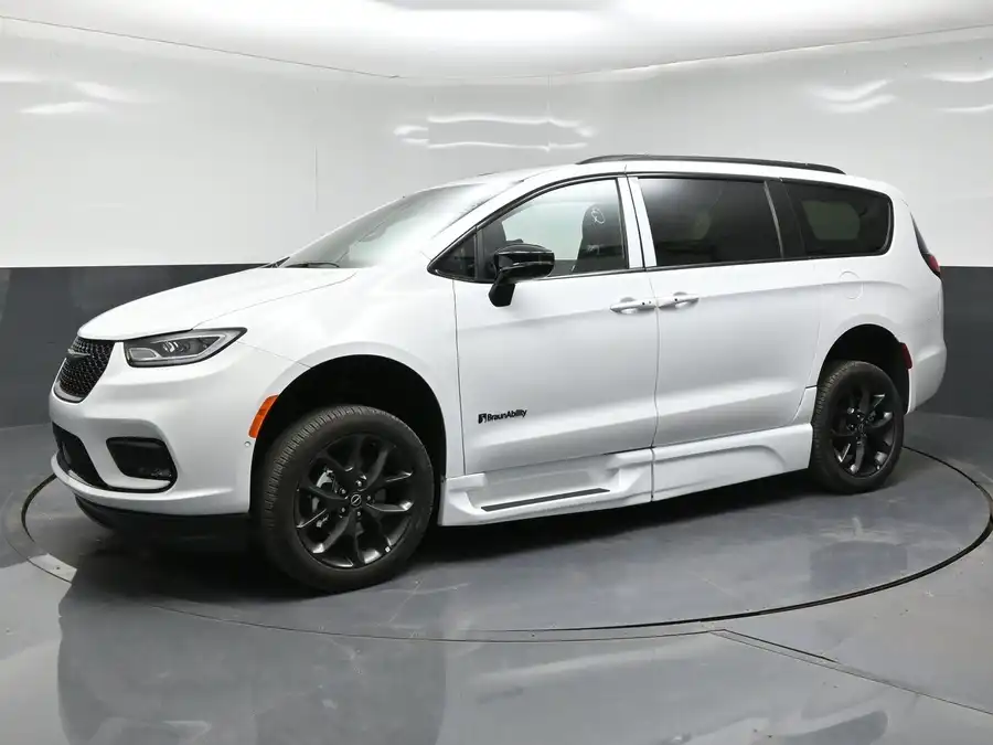 2026 Chrysler Pacifica Select's photo