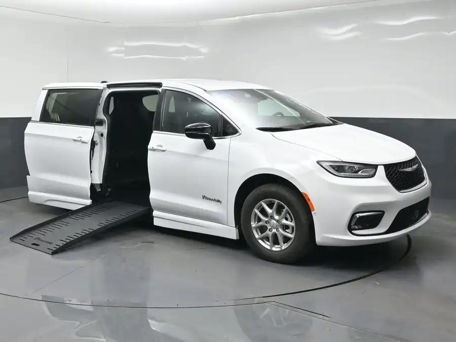2026 Chrysler Pacifica Select's photo