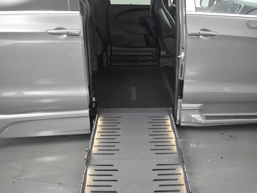 2025 Chrysler Pacifica Select photo 4