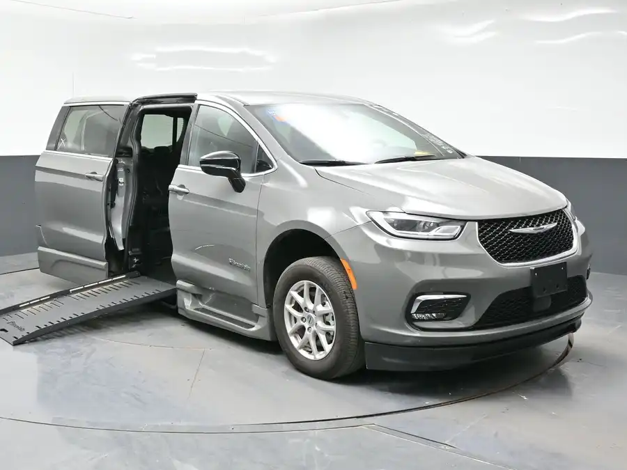 2025 Chrysler Pacifica Select's photo