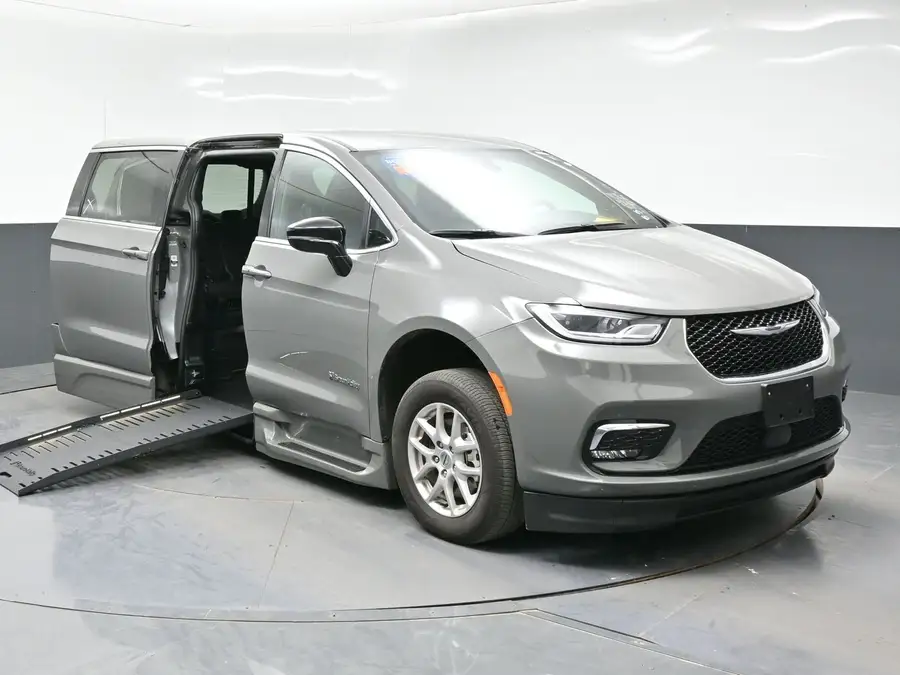 2025 Chrysler Pacifica Select photo 1