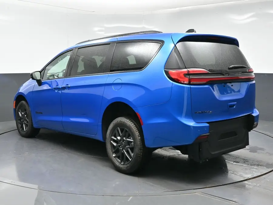 2027 Chrysler Pacifica Select photo 5