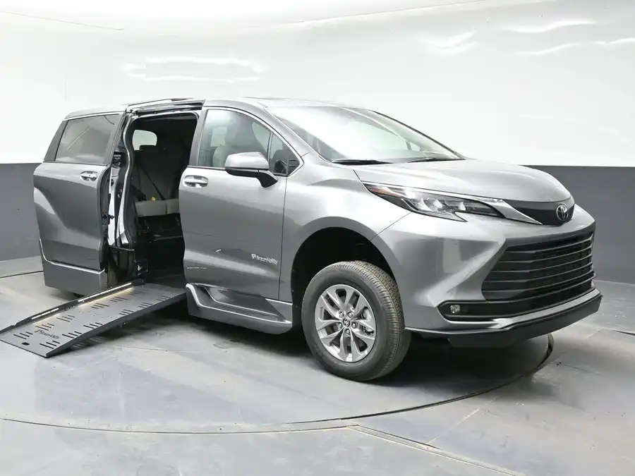 2026 Toyota Sienna XLE 7-Passenger Hybrid FWD's photo