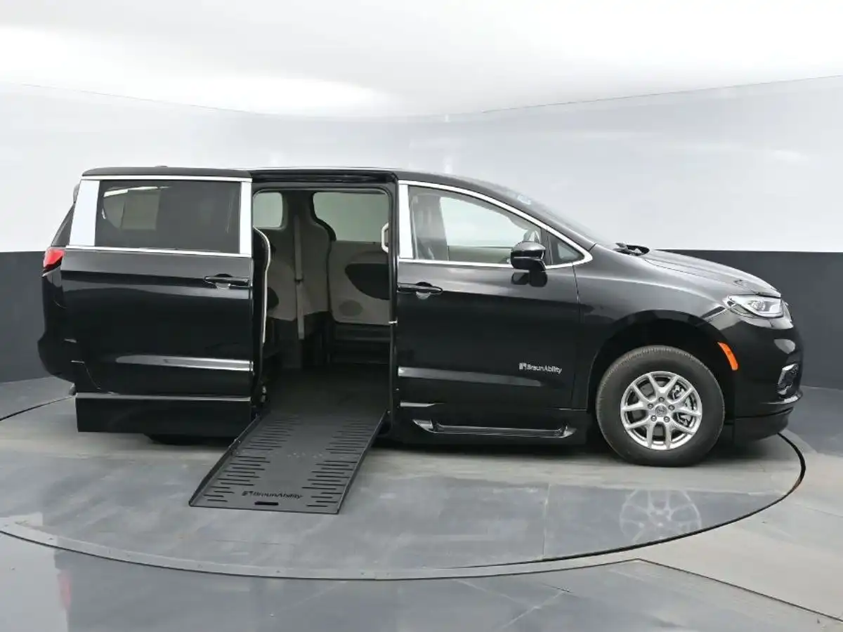 2024 Chrysler Pacifica Touring L's photo