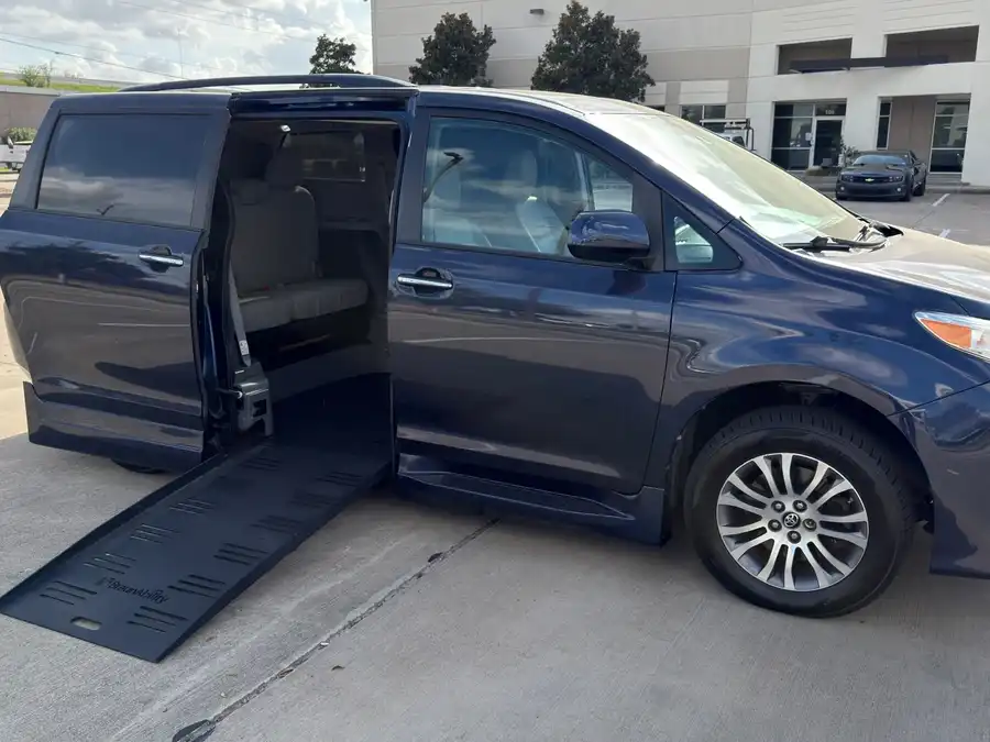 2018 Toyota Sienna XLE V6 7-Passenger Access Seat's photo
