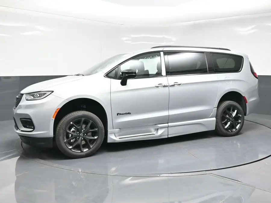 2026 Chrysler Pacifica Select photo 3