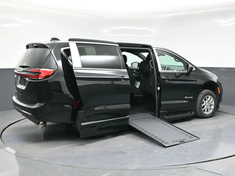 2026 Chrysler Pacifica Select photo 5