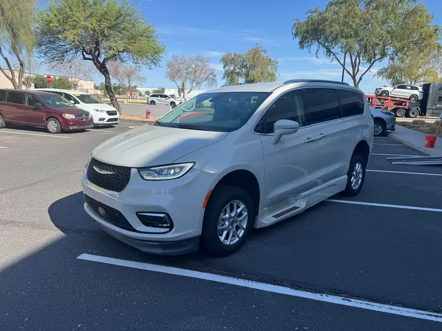 2021 Chrysler Pacifica Touring L's photo