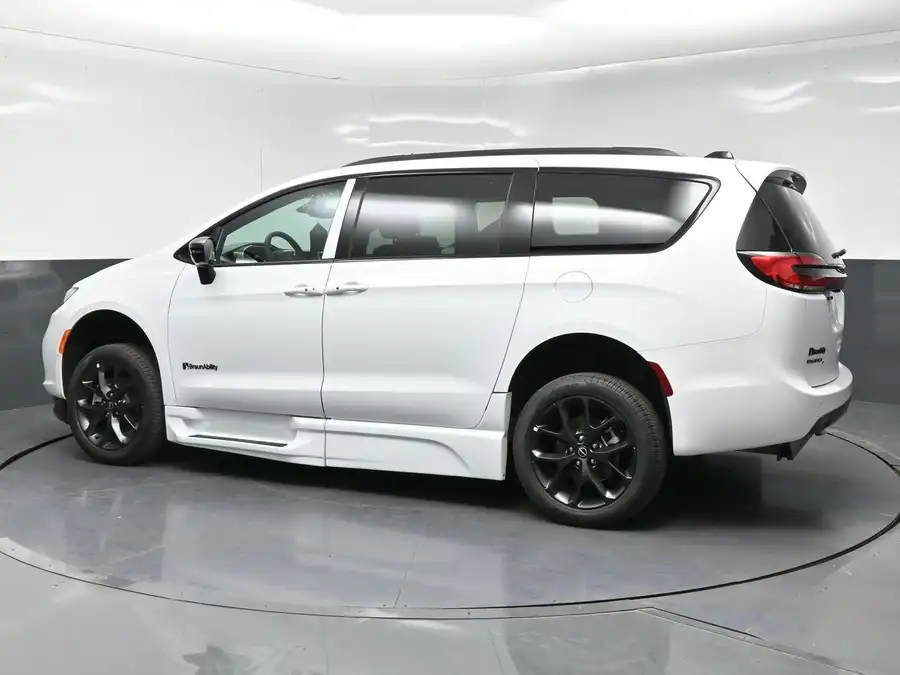 2026 Chrysler Pacifica Select's photo