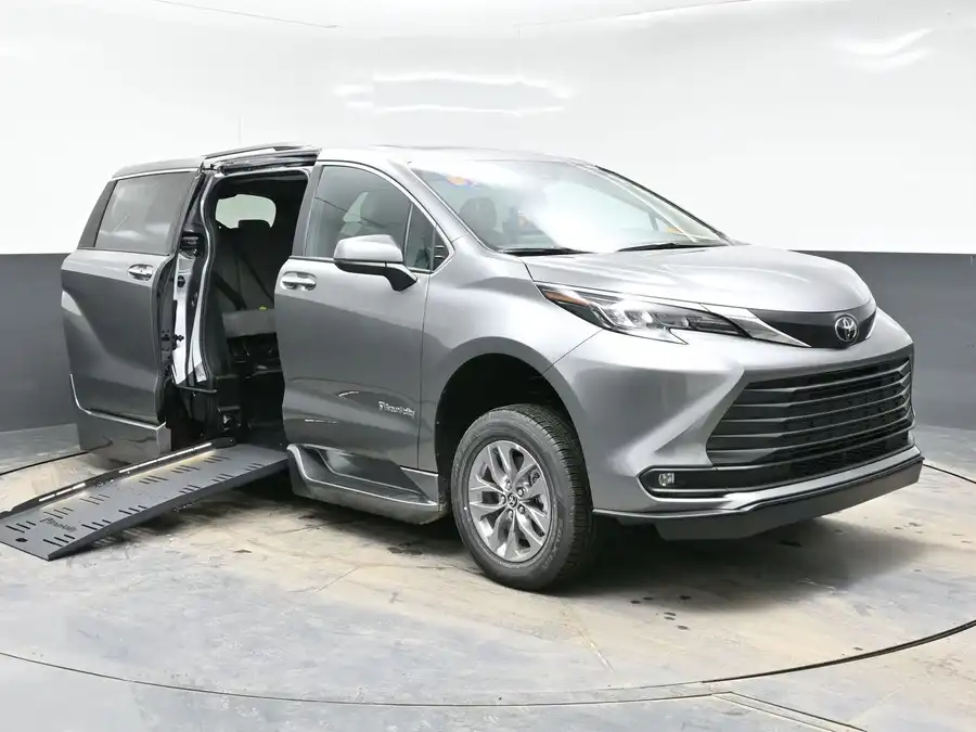 2026 Toyota Sienna XLE 7-Passenger Hybrid FWD's photo