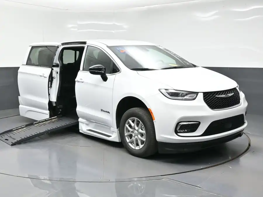 2026 Chrysler Pacifica Select's photo