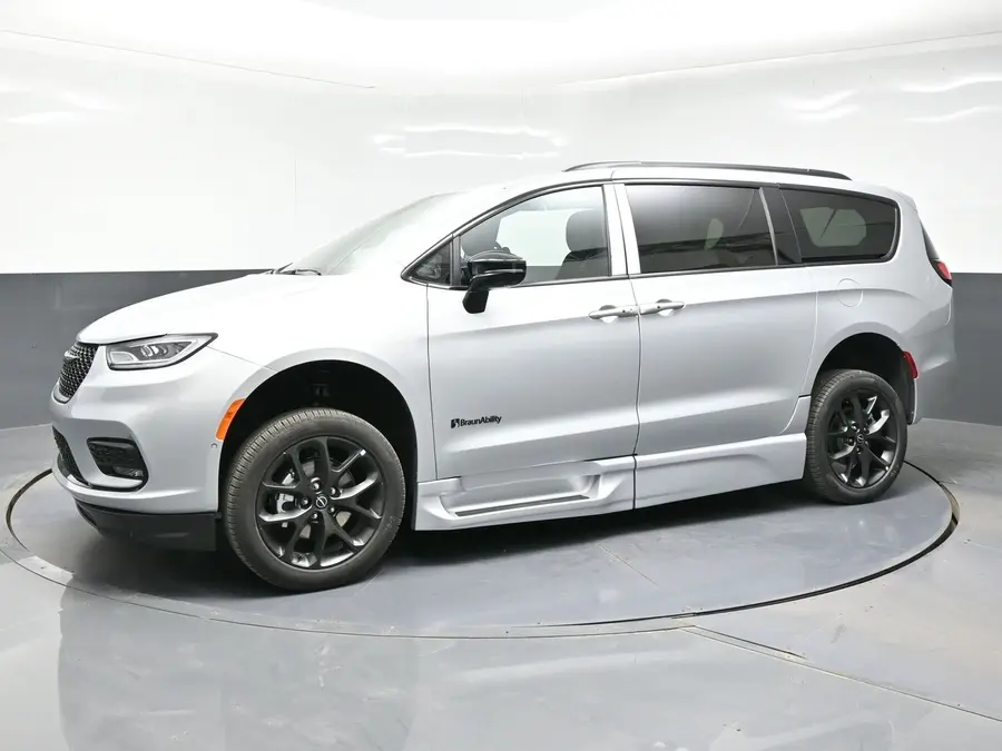2026 Chrysler Pacifica Select photo 3