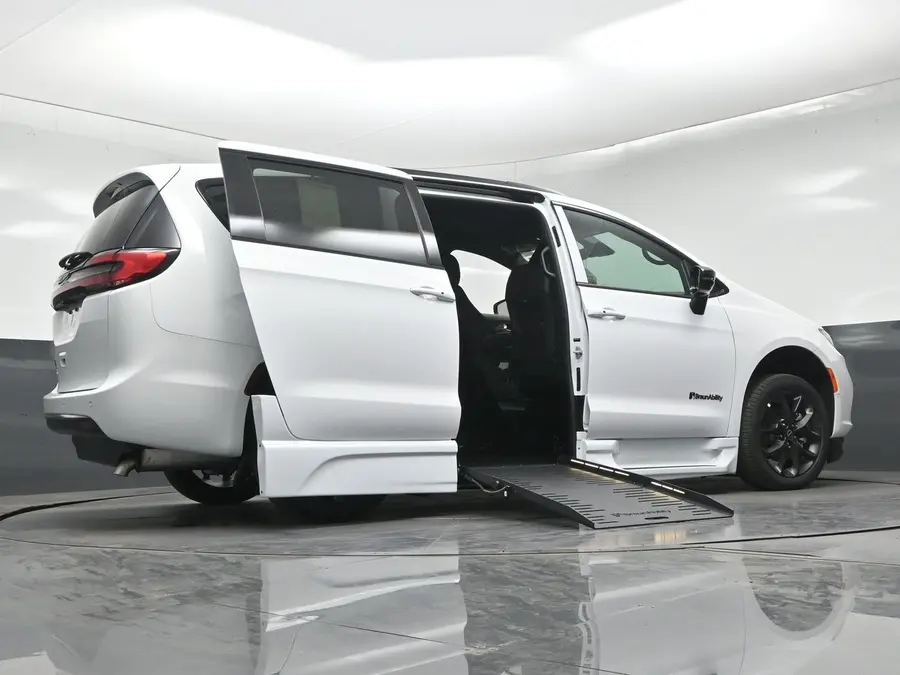 2026 Chrysler Pacifica Select photo 5