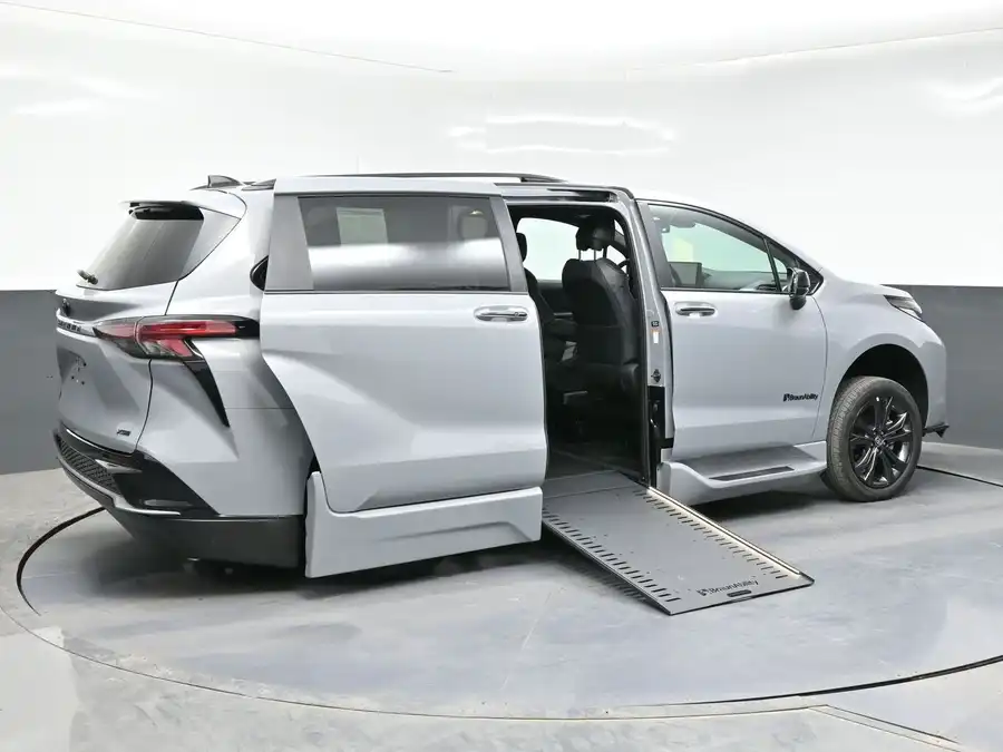 2026 Toyota Sienna XSE 7-Passenger Hybrid FWD's photo