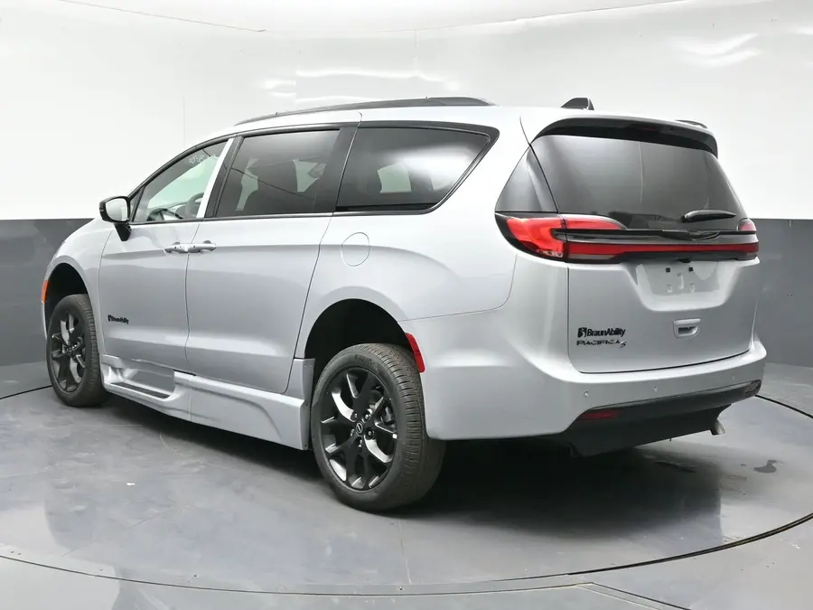 2026 Chrysler Pacifica Select photo 5