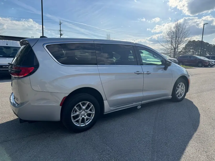 2026 Chrysler Pacifica Select photo 5