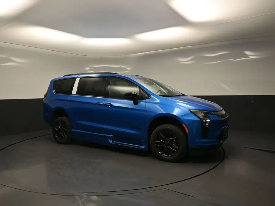 2027 Chrysler Pacifica Select photo 5