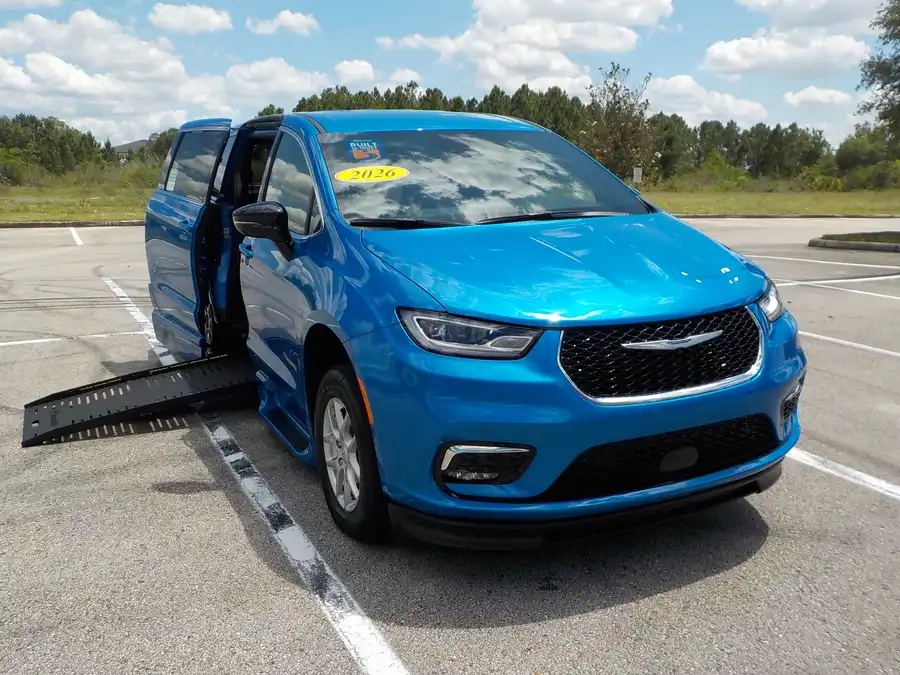 2026 Chrysler Pacifica Select's photo