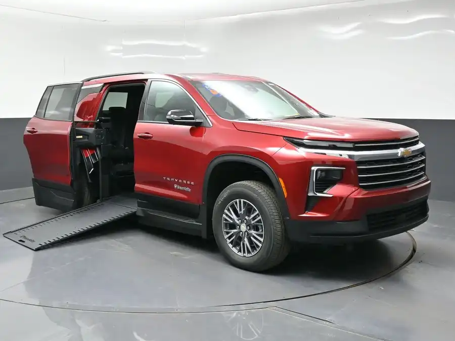 2026 Chevrolet Traverse FWD LT's photo