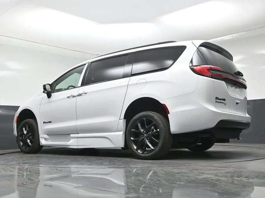 2026 Chrysler Pacifica Select photo 4