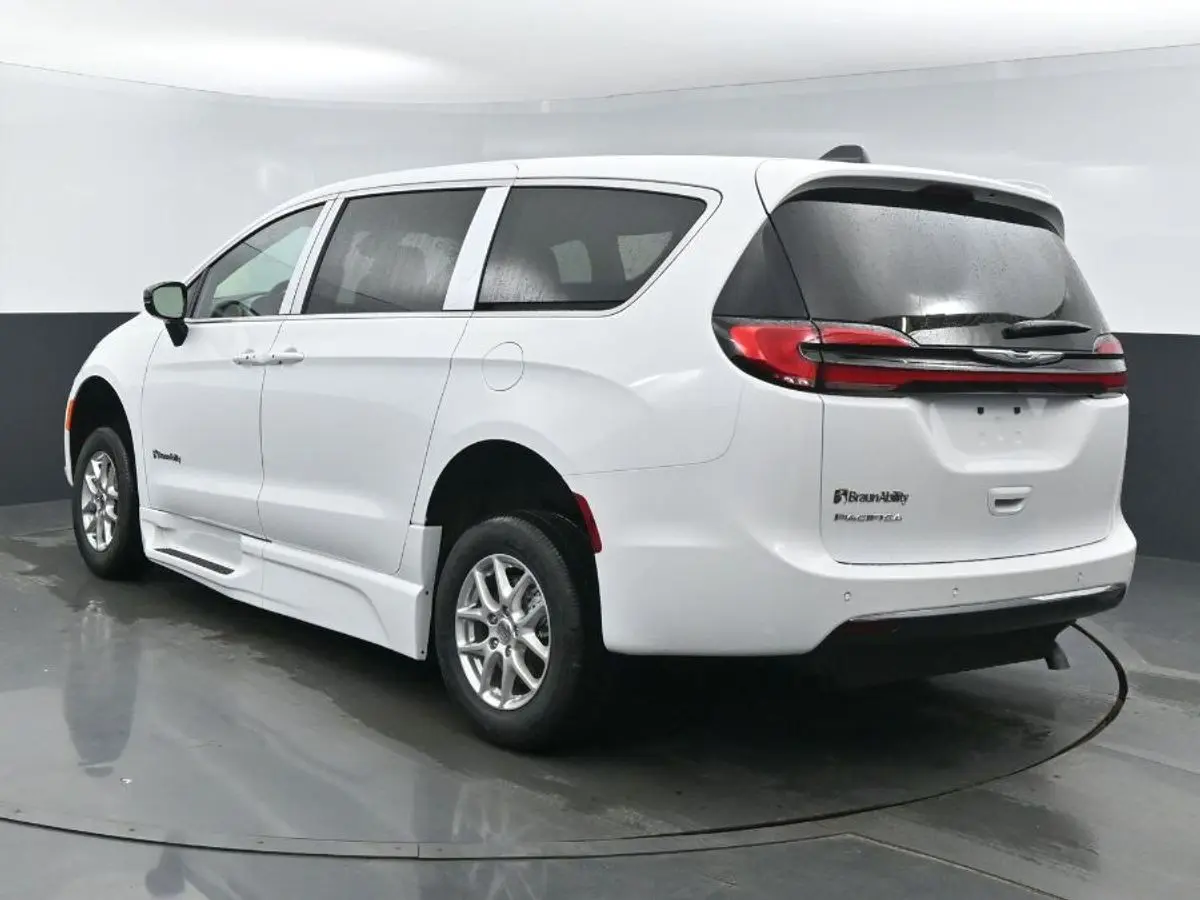 2024 Chrysler Pacifica Touring photo 5