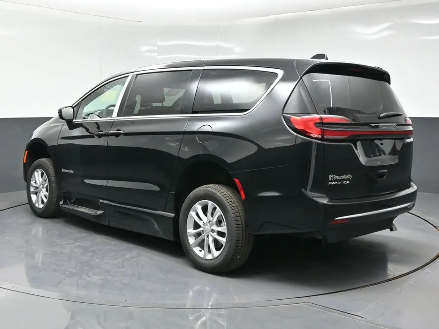 2027 Chrysler Pacifica Select photo 5