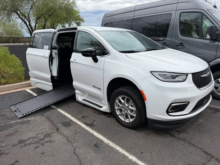 2025 Chrysler Pacifica Select photo 3