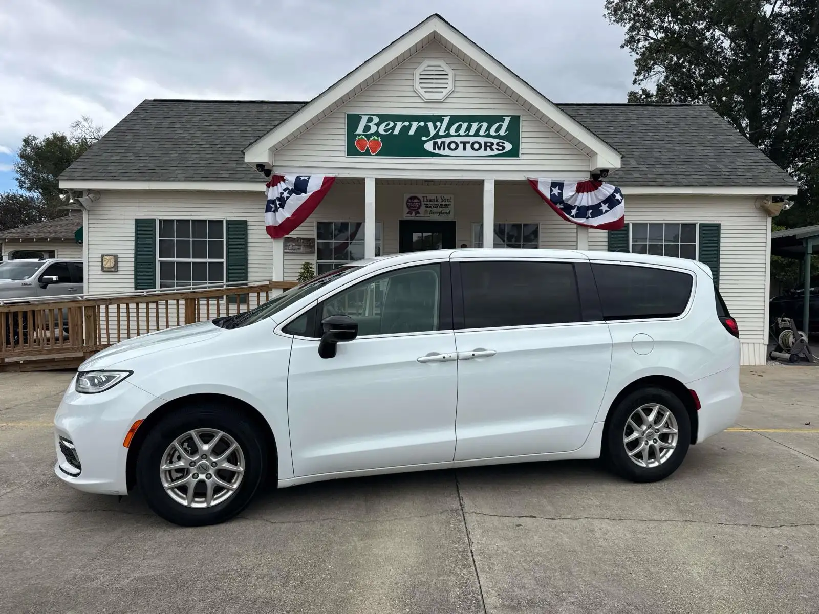 2024 Chrysler Pacifica Touring L's photo