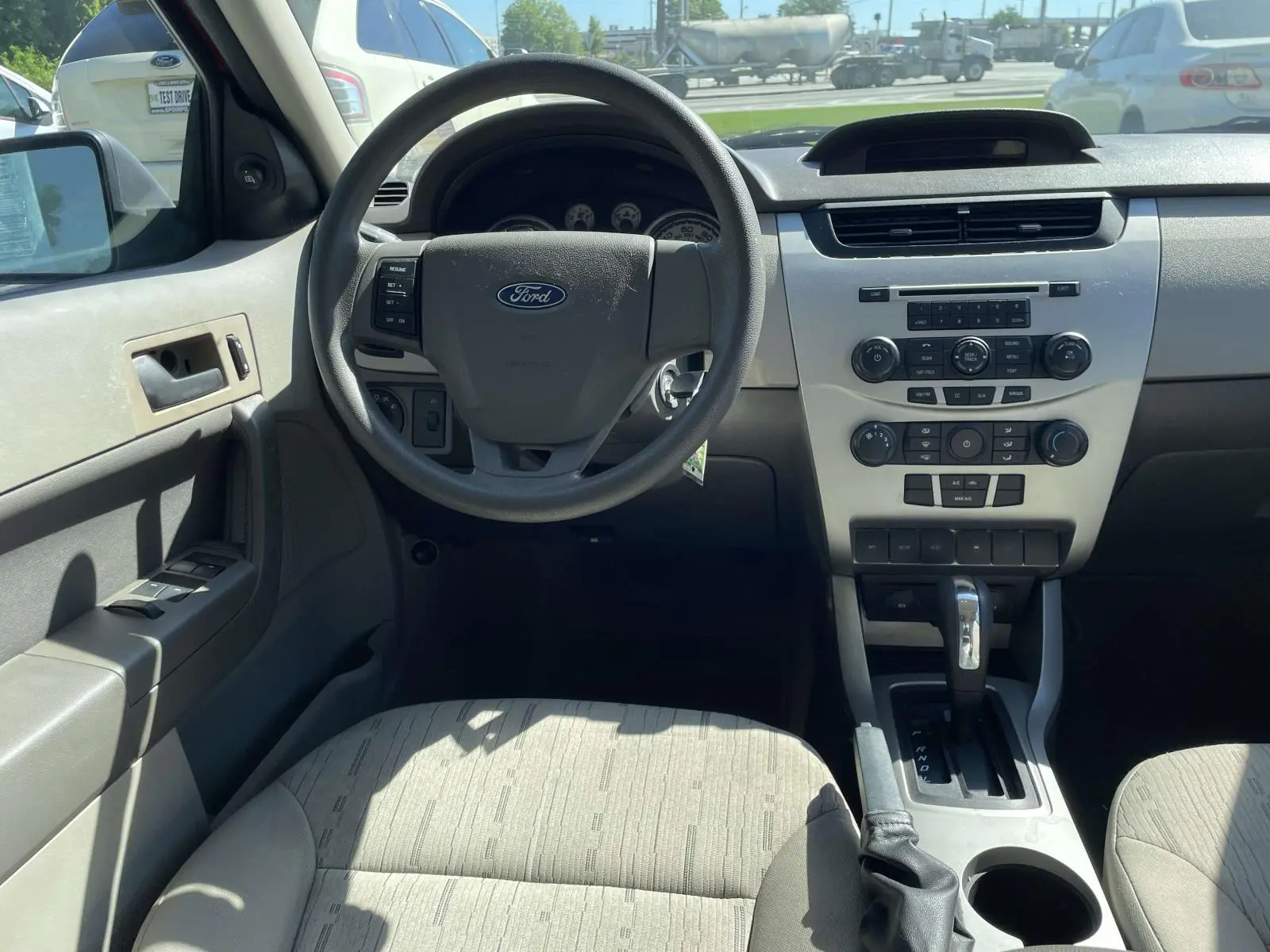 2010 Ford Focus SE photo 4