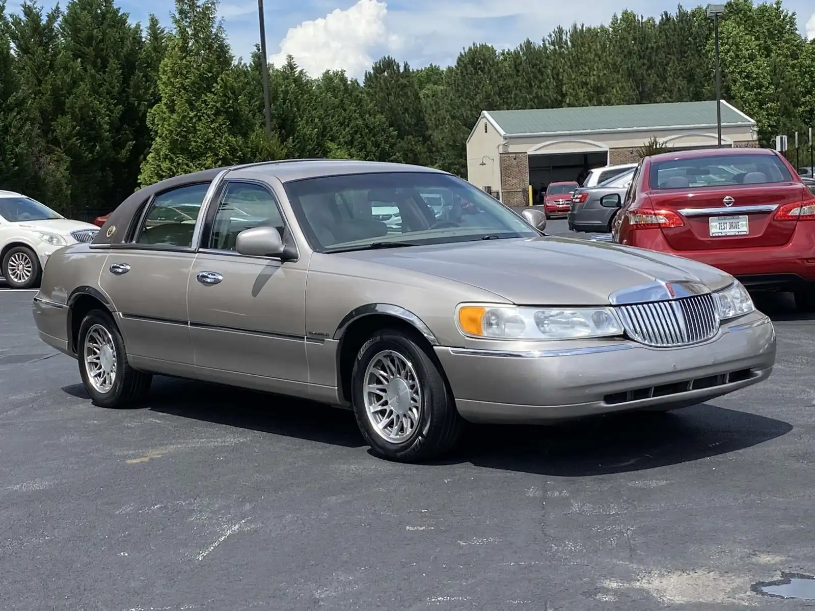 2001 Lincoln Town Car Signature's photo