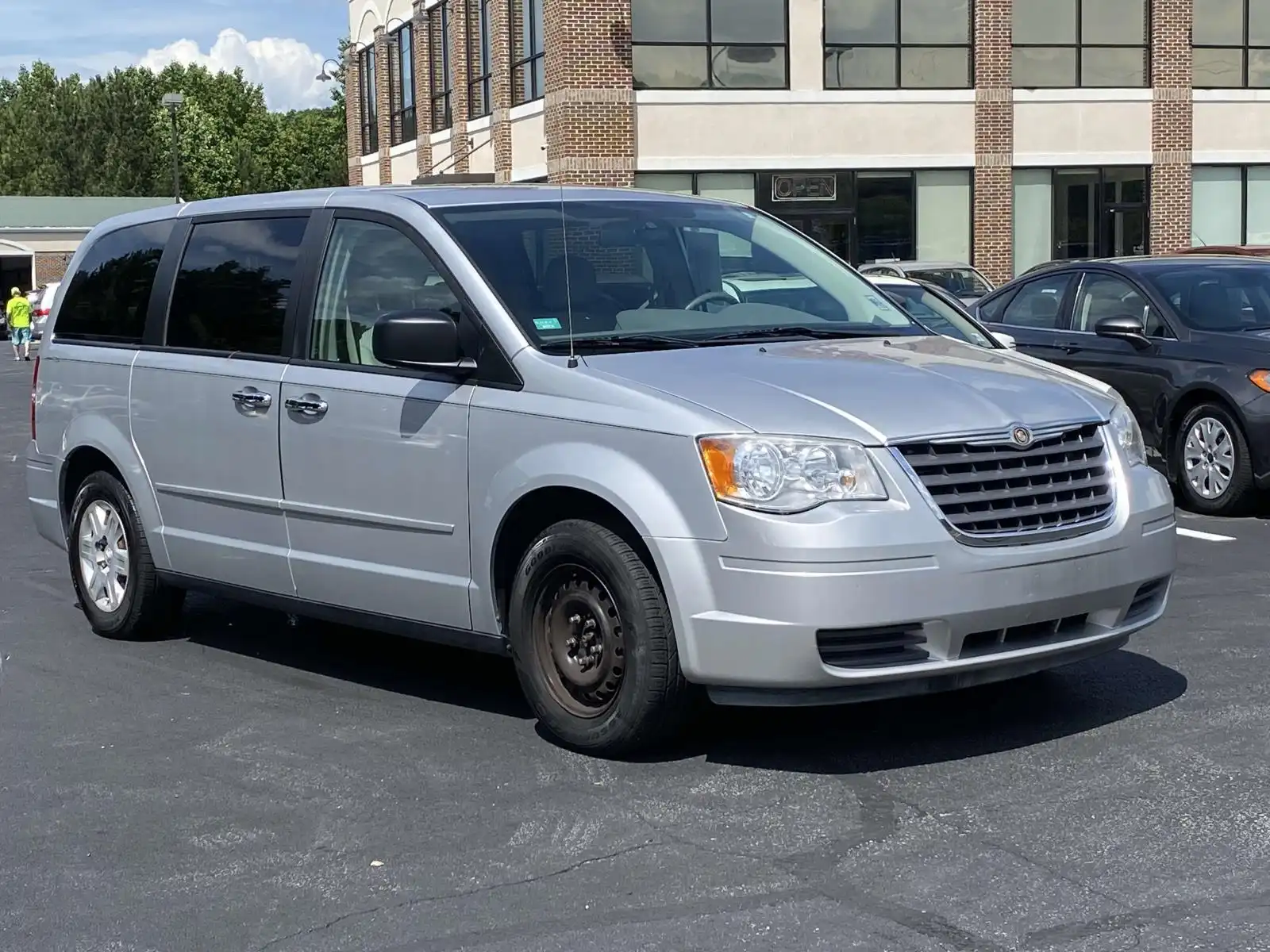 2008 Chrysler Town & Country LX's photo