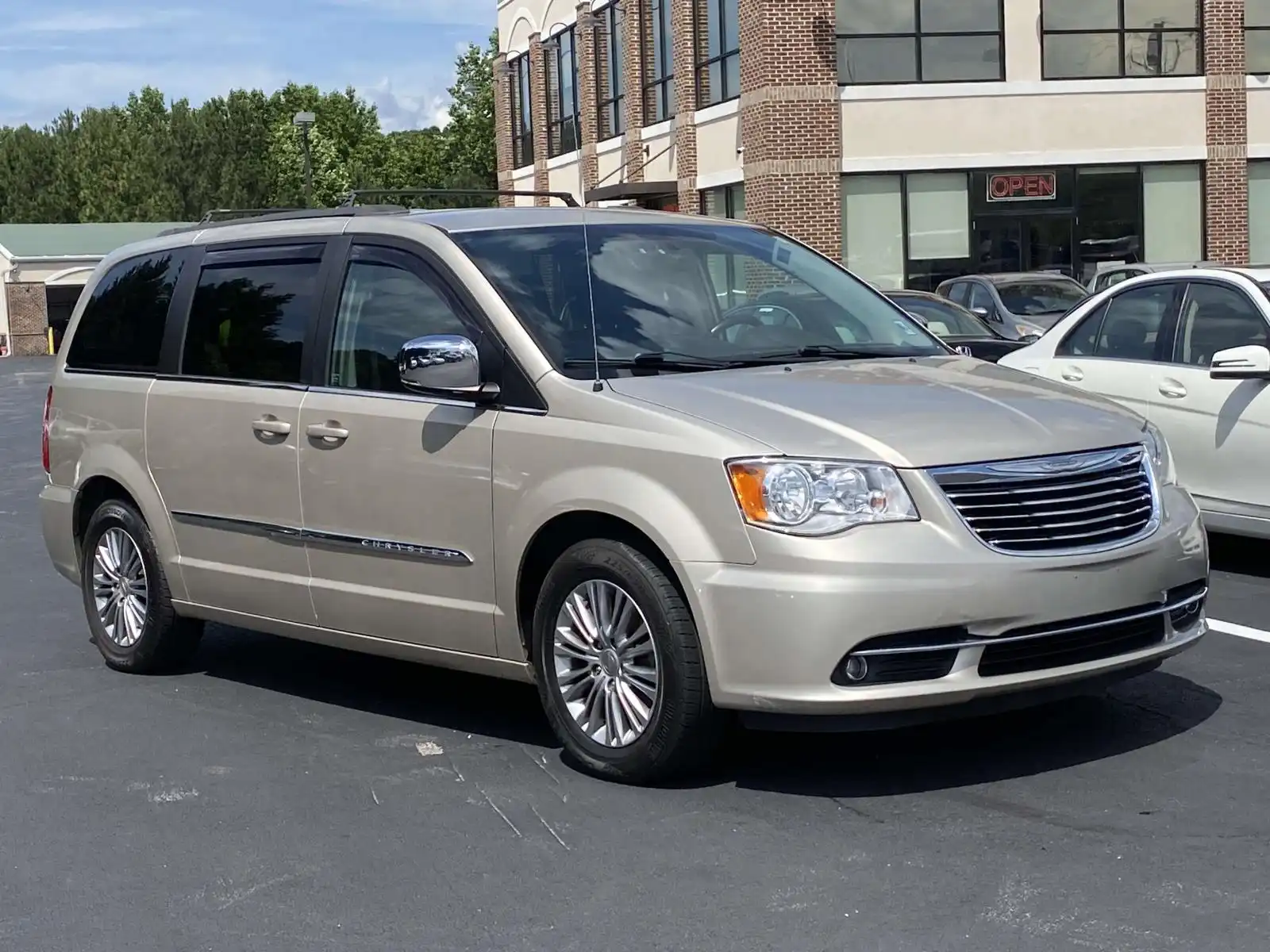 2013 Chrysler Town & Country Touring-L's photo