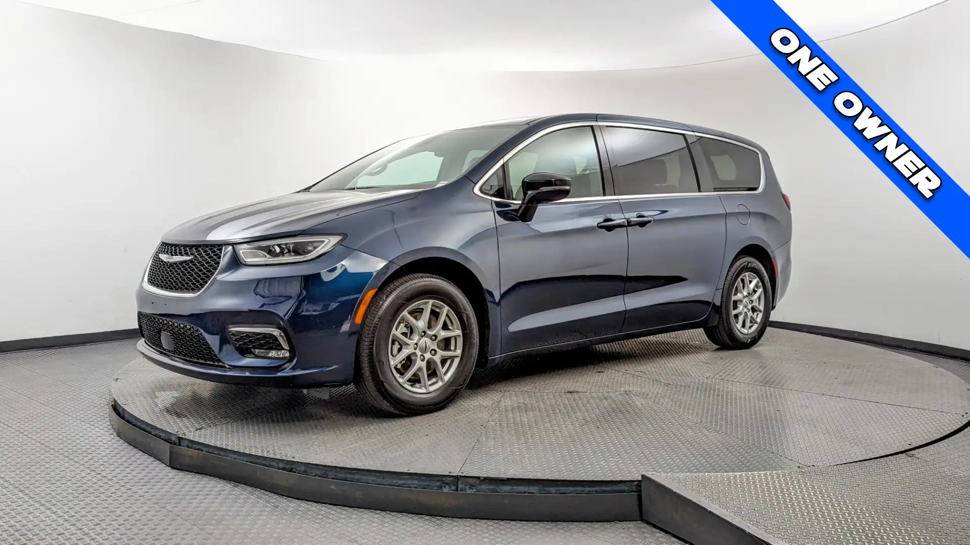 2025 Chrysler Pacifica Select's photo