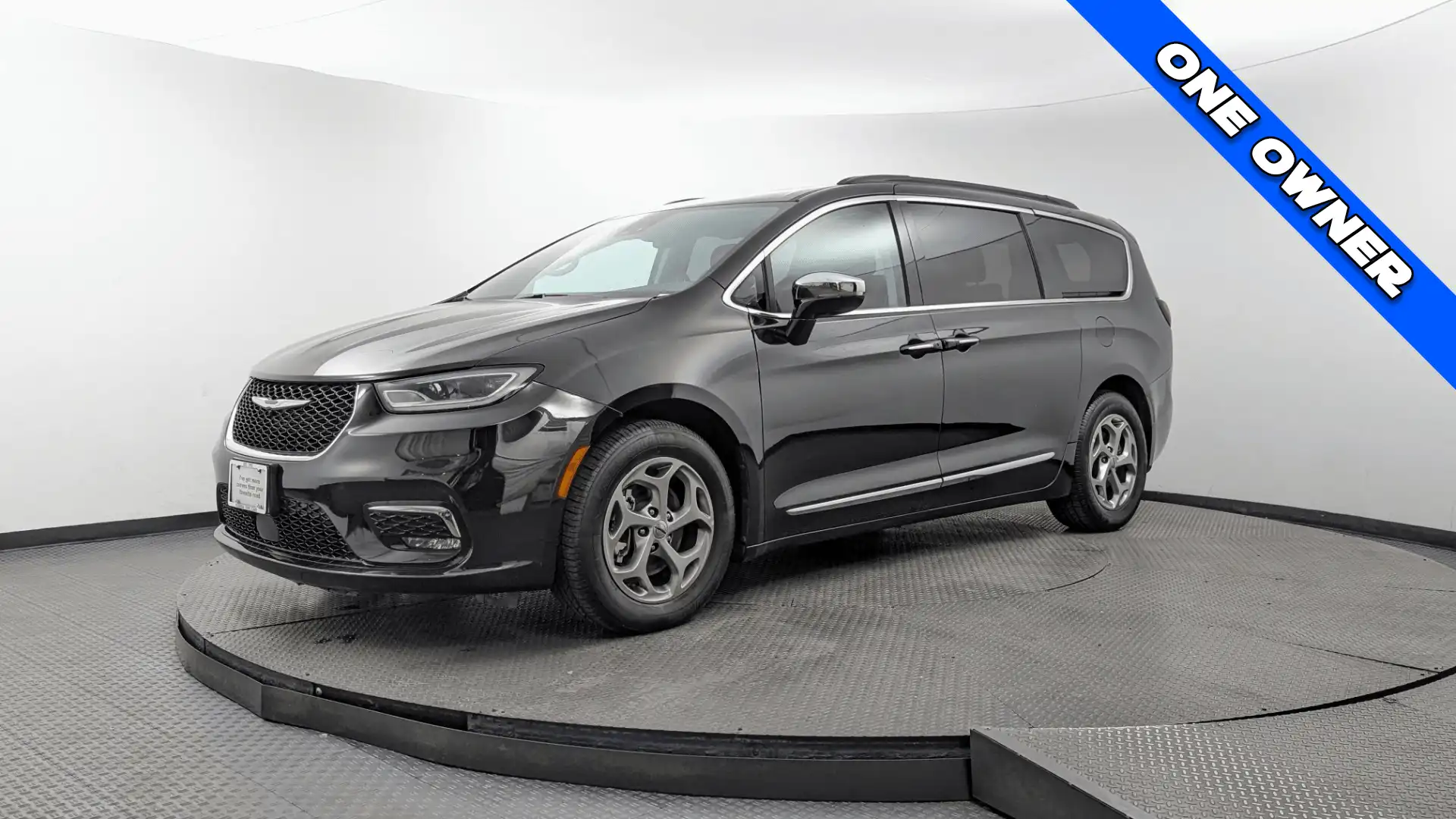 2023 Chrysler Pacifica Limited's photo