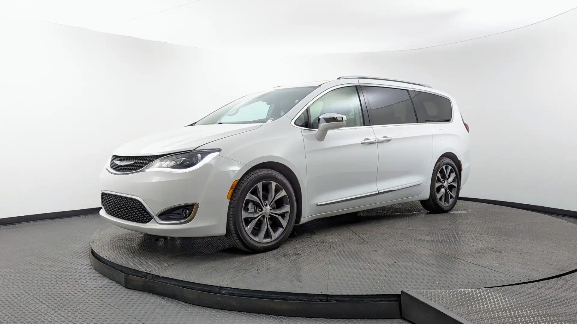 2017 Chrysler Pacifica Limited's photo