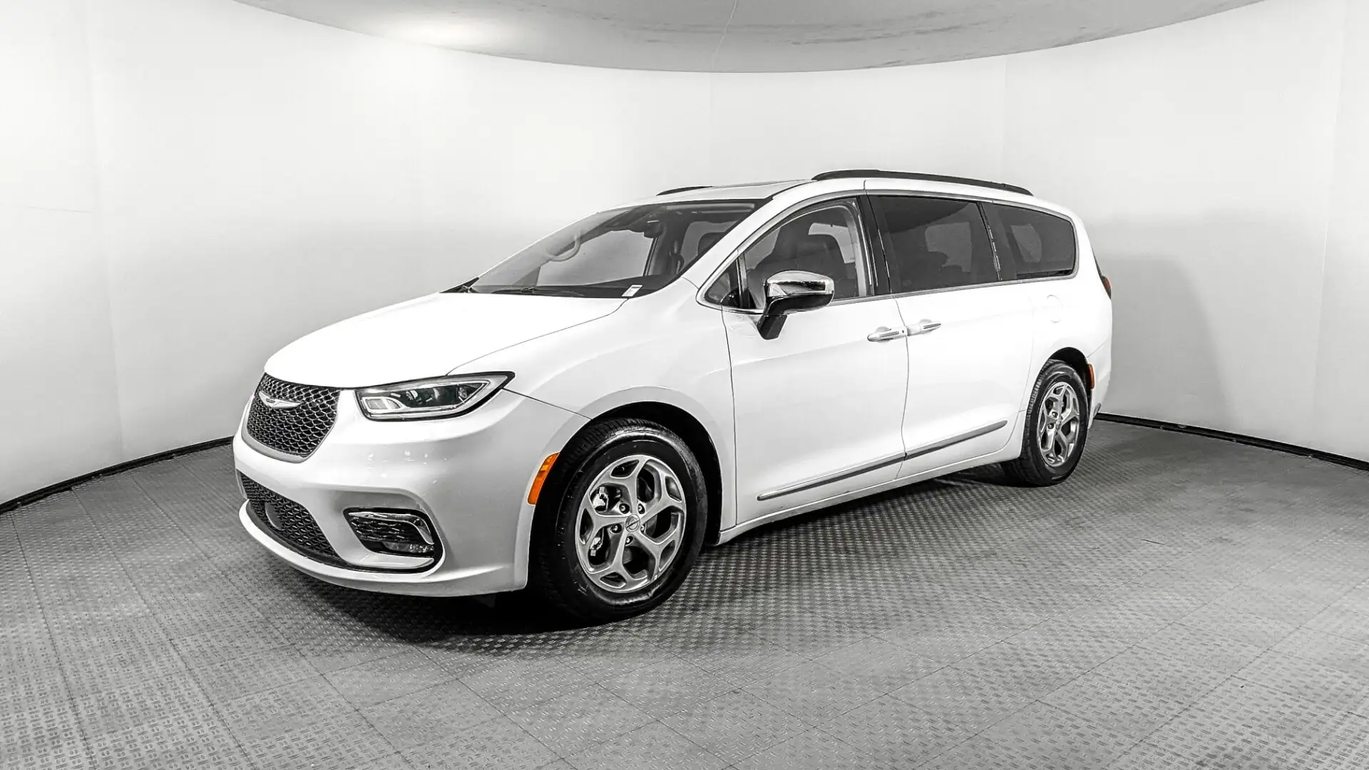 2023 Chrysler Pacifica Limited's photo