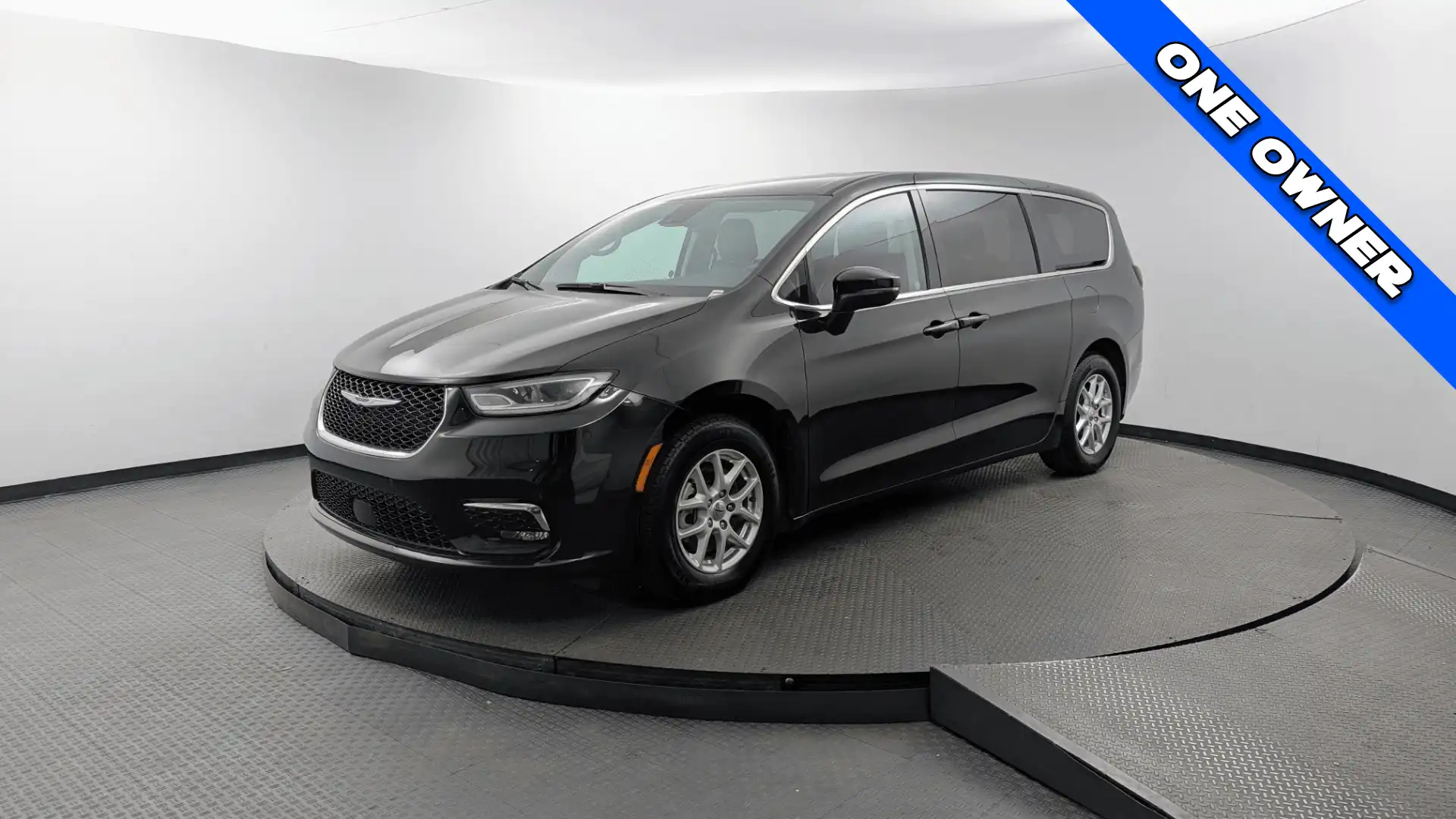 2023 Chrysler Pacifica Touring L's photo