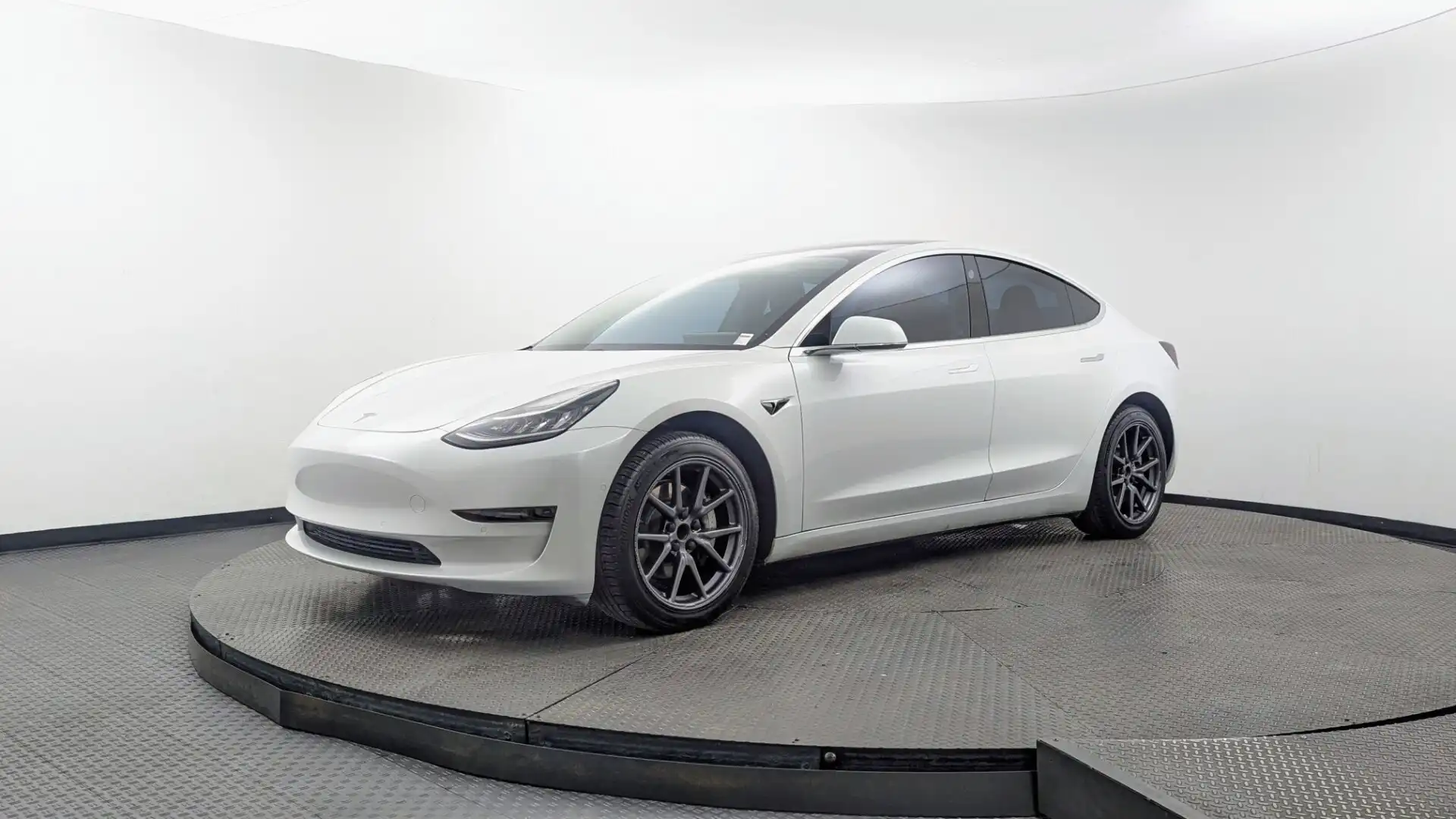2019 Tesla Model 3 Standard Range Plus's photo