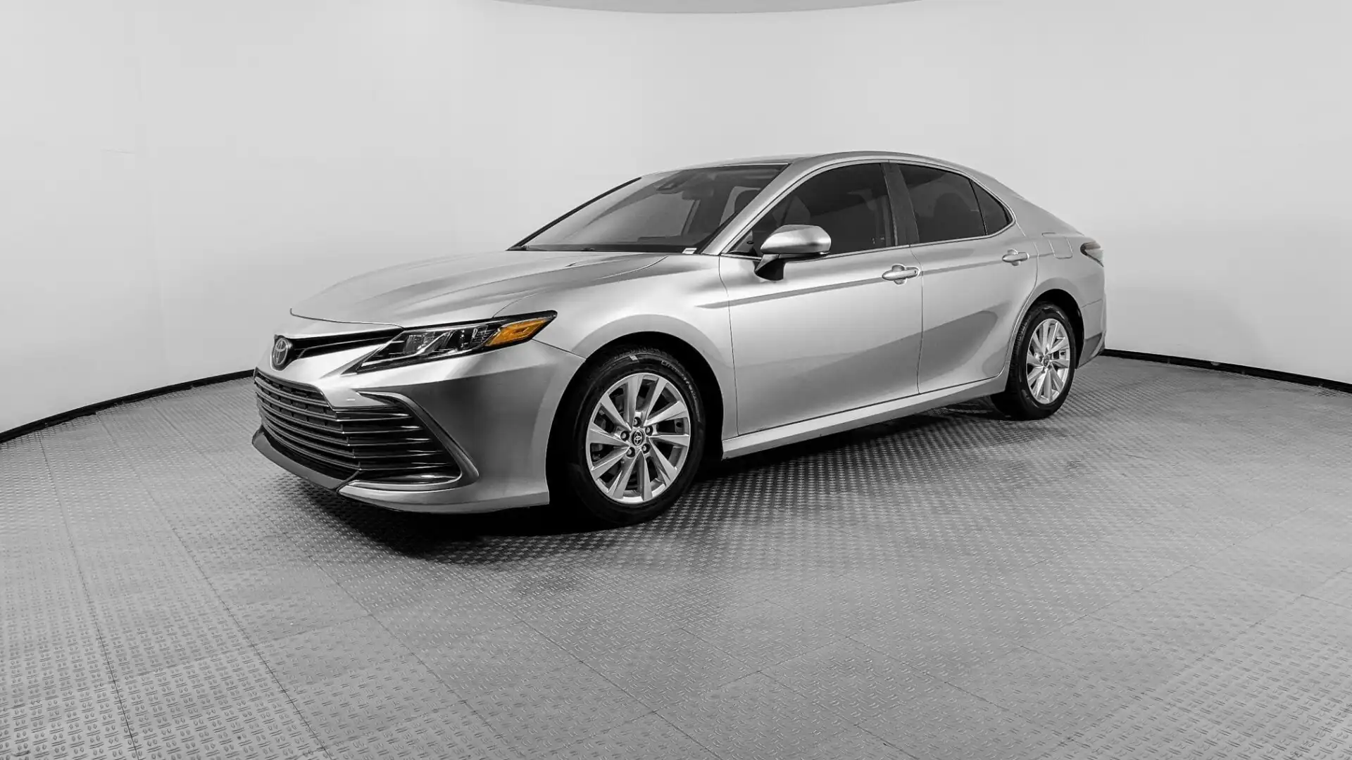 2023 Toyota Camry LE's photo