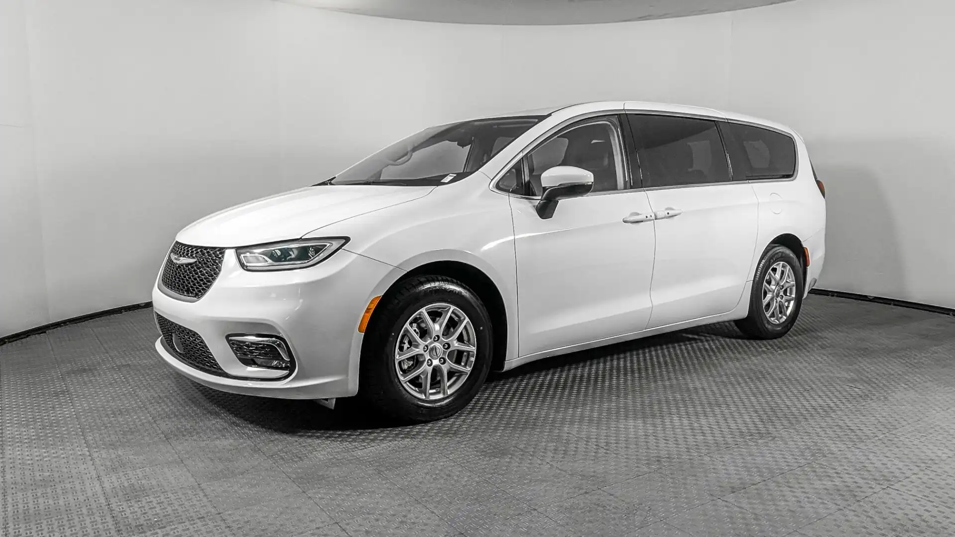 2023 Chrysler Pacifica Touring L's photo